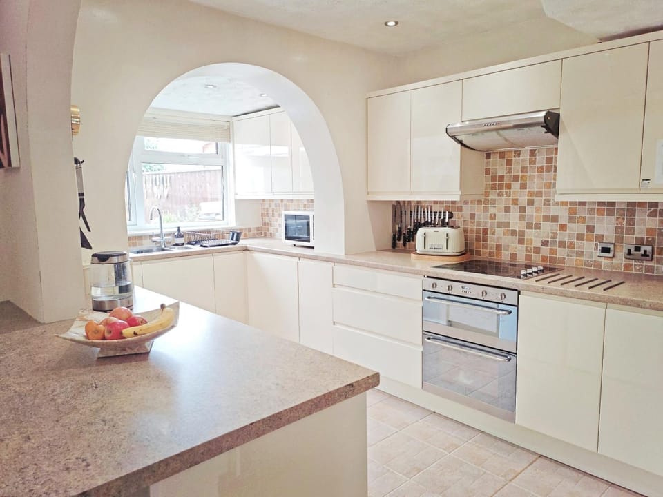 Coffee/tea facilities, microwave, oven, stove, toaster, kitchen