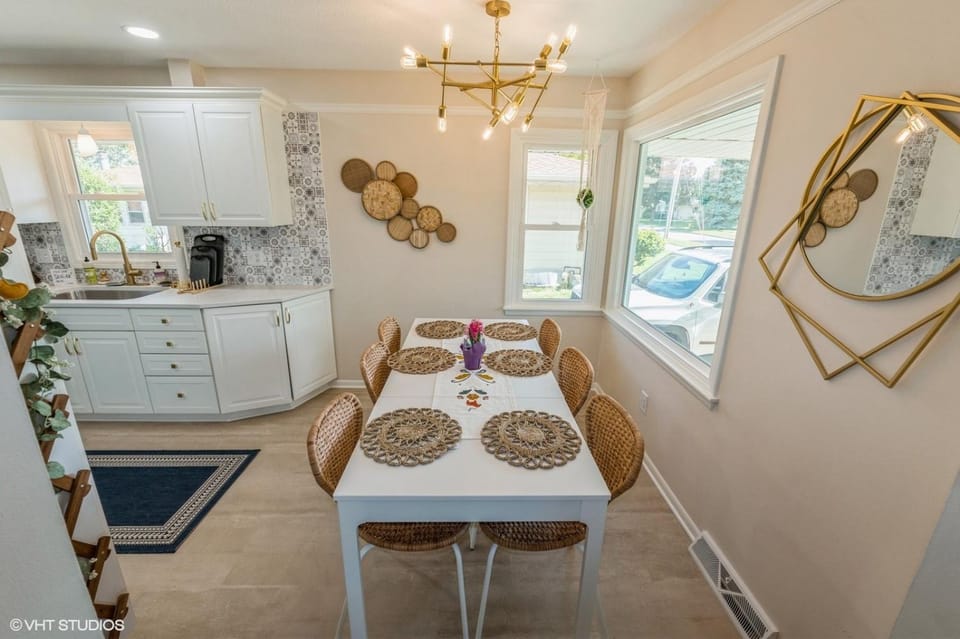 Kitchen or kitchenette, Dining area
