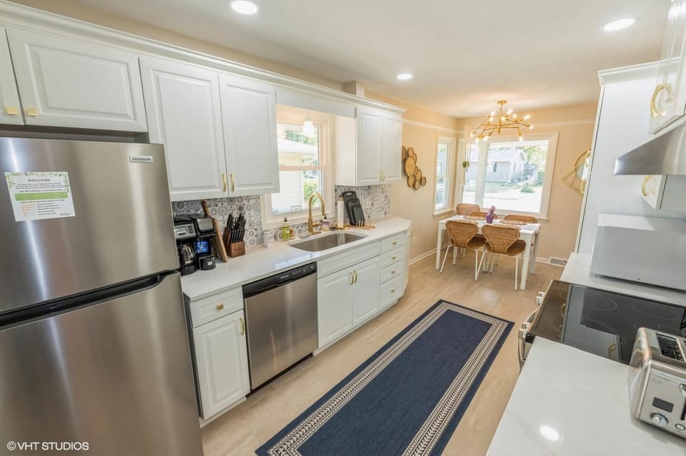 Coffee/tea facilities, Kitchen or kitchenette, Dining area, dishwasher, oven, stove, toaster