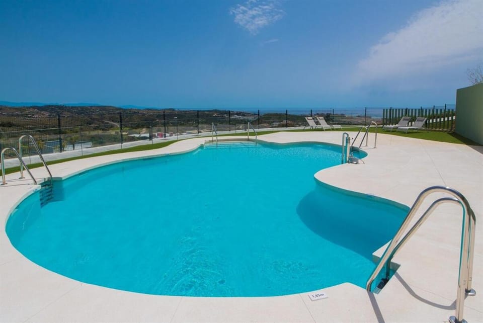 Split-level apartment with spa & private rooftop Apartment in Sitio de Calahonda