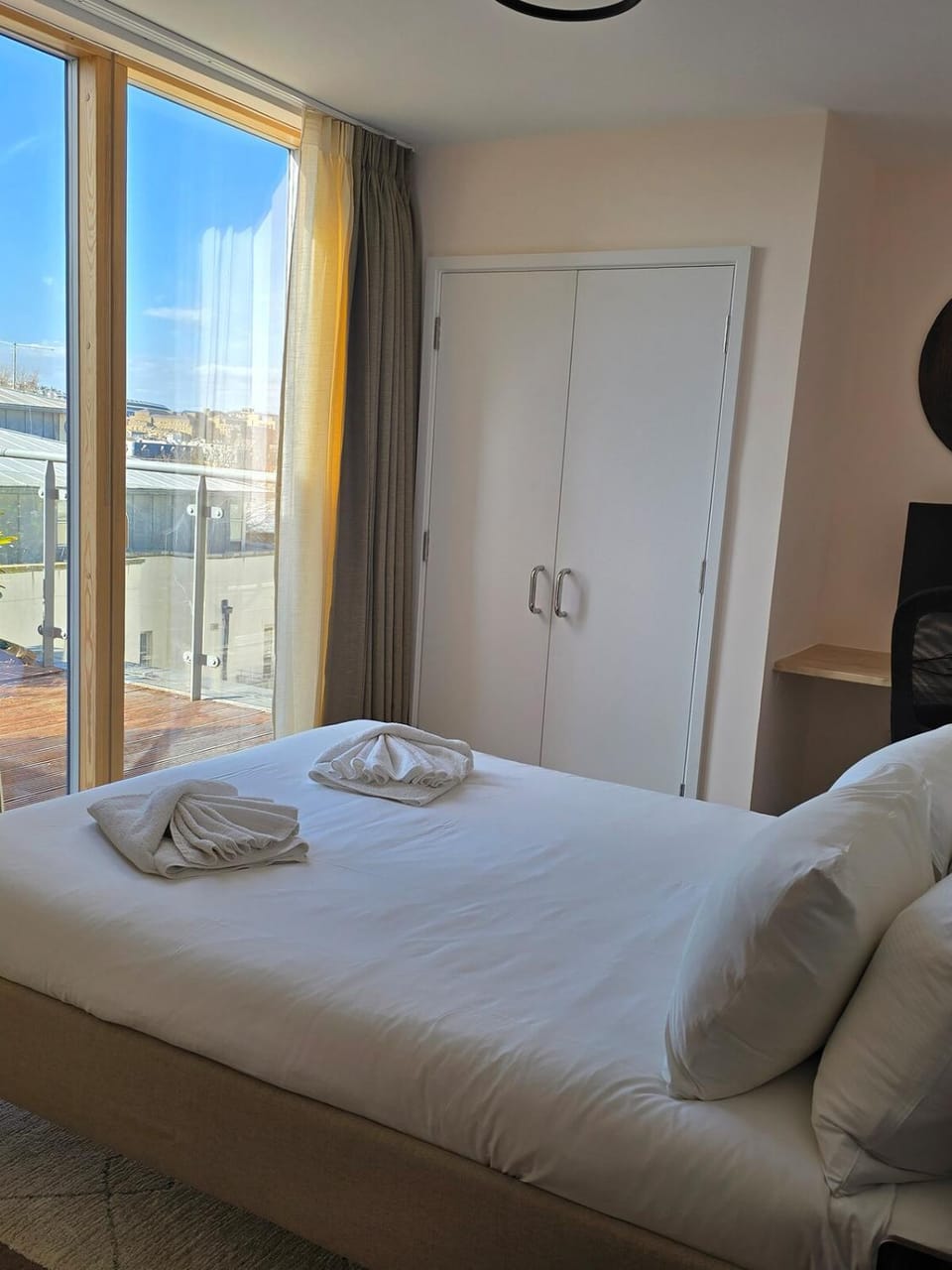 Bed, Bedroom, towels