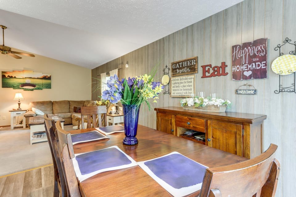 Holiday Island Family Home on 13th Green! House in Table Rock Lake