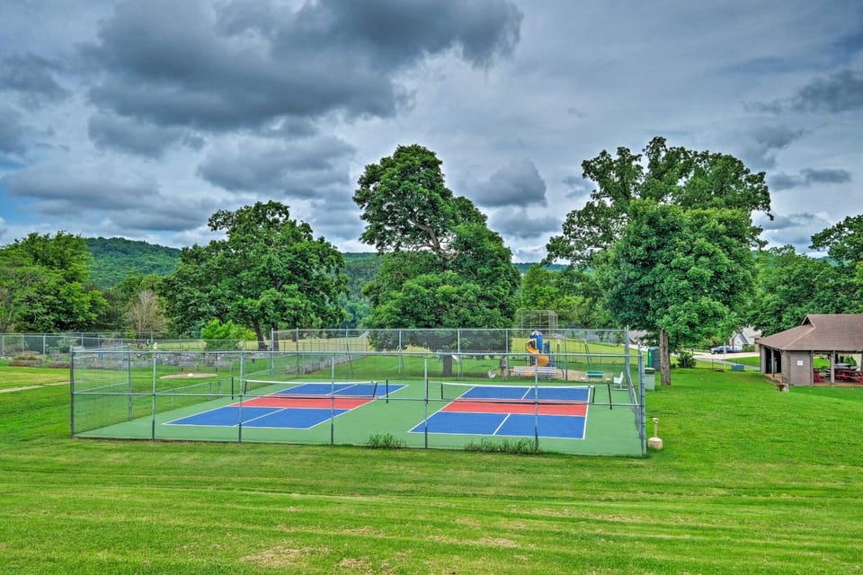 Holiday Island Family Home on 13th Green! House in Table Rock Lake