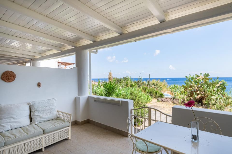 Facade/entrance, Natural landscape, Balcony/Terrace, Dining area, Sea view