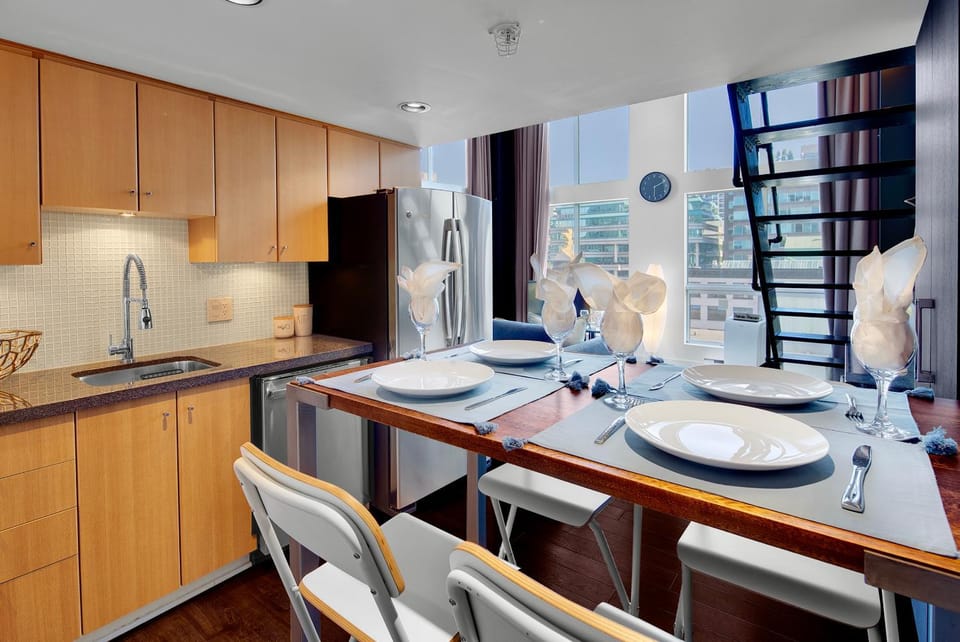 Trendy Downtown Loft Apartment - King Bed! Apartment in Vancouver