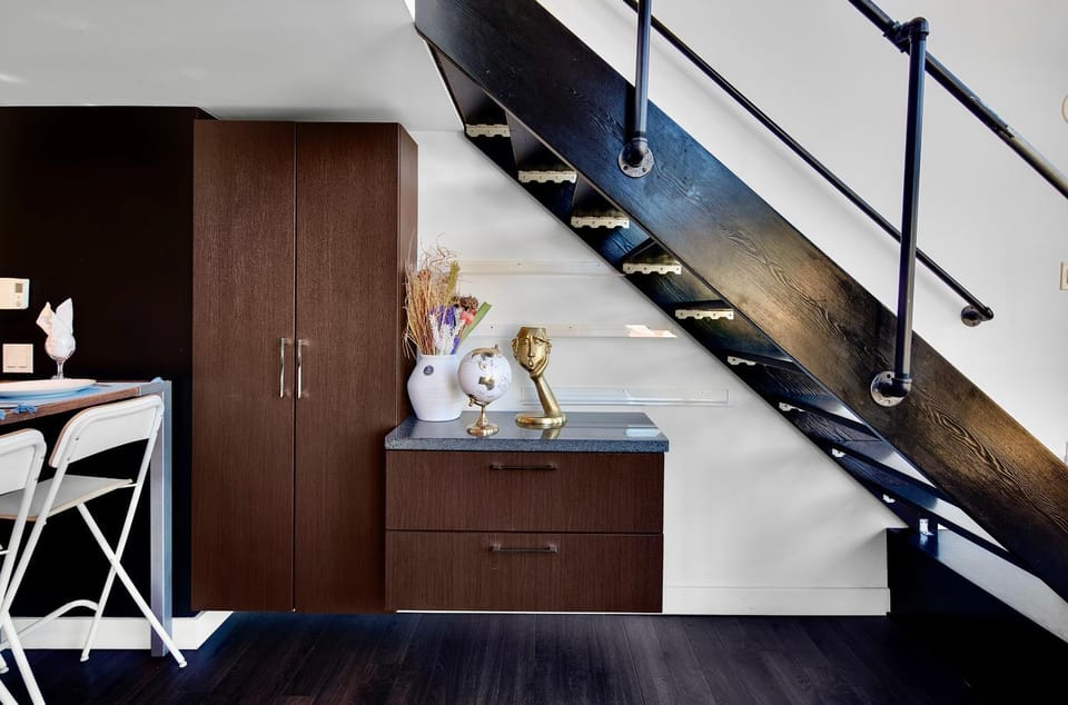 Trendy Downtown Loft Apartment - King Bed! Apartment in Vancouver