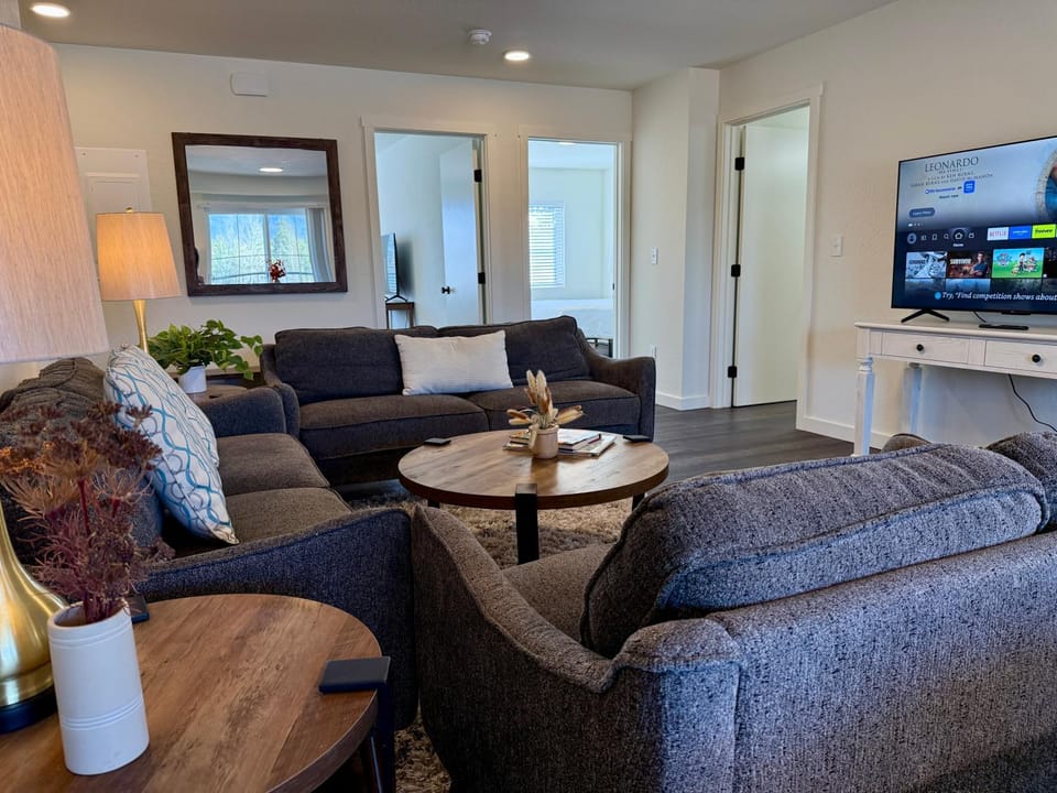 Homestead Village - Two Bedroom Condo Top Floor Apartment in Sandpoint