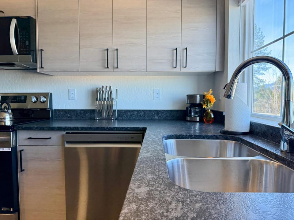 Homestead Village - Two Bedroom Condo Top Floor Apartment in Sandpoint