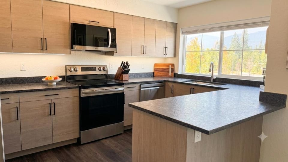 View (from property/room), Kitchen or kitchenette, dishwasher, microwave, stove