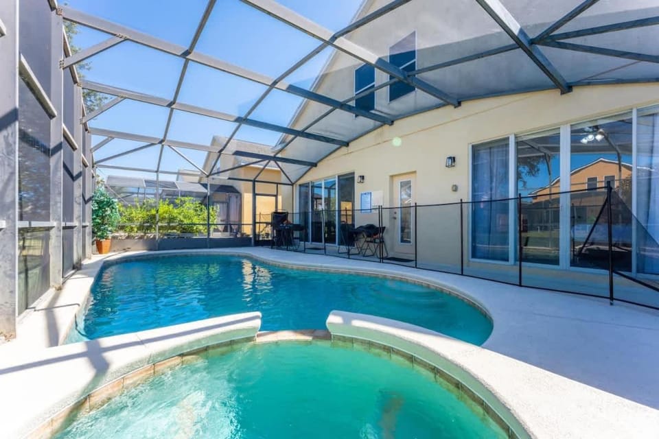 Luxury Family Villa Private Pool 10 min Disney Villa in Davenport