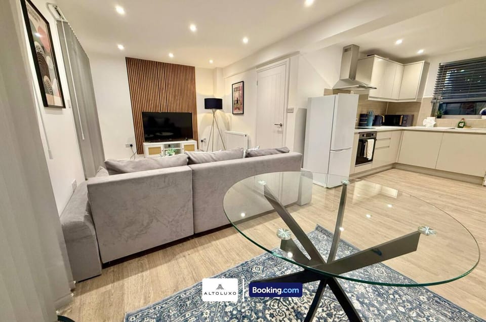 TV and multimedia, Kitchen or kitchenette, Living room, Seating area, Dining area