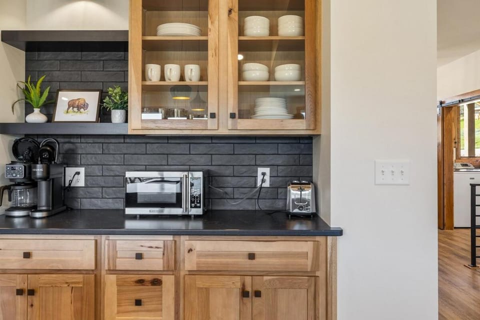 Coffee/tea facilities, Kitchen or kitchenette, stove, toaster
