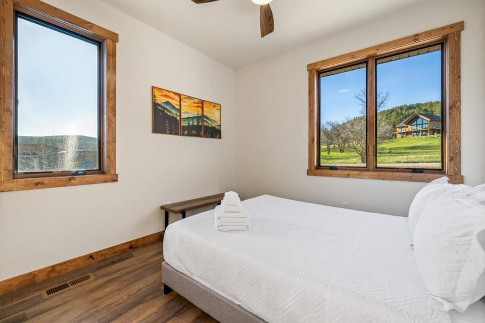 Bed, Bedroom, Mountain view