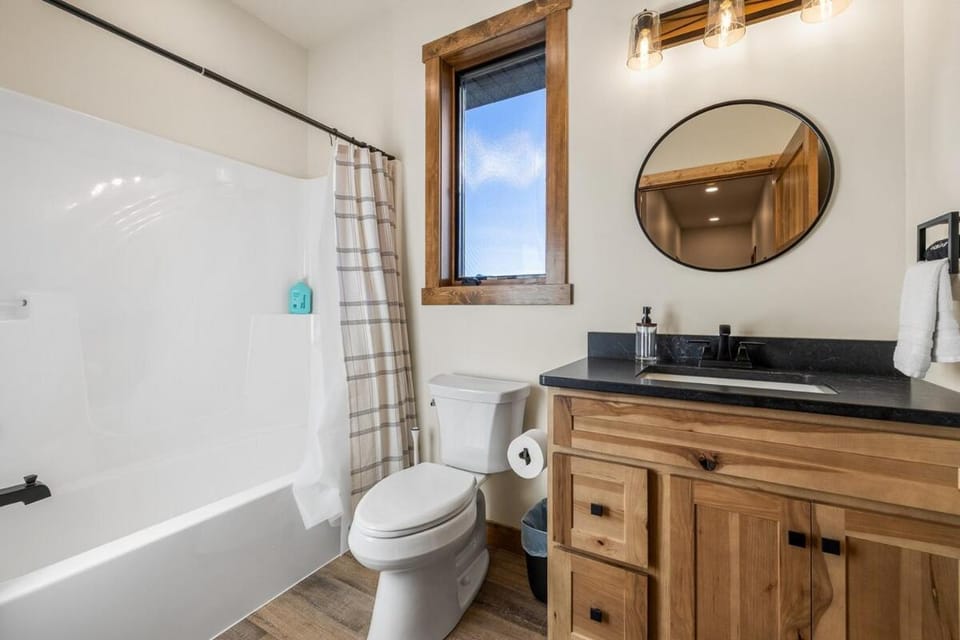 Shower, Toilet, Bathroom, Bath, towels