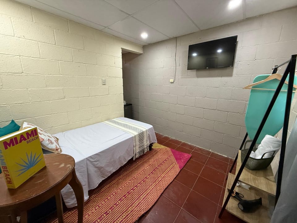 Bed, TV and multimedia, Bedroom