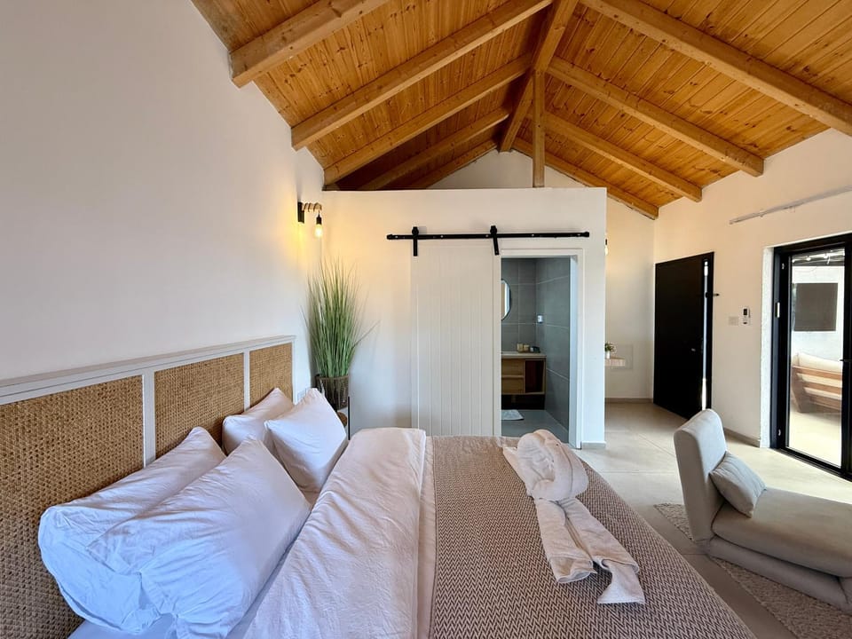 Bed, Photo of the whole room, Bedroom, towels