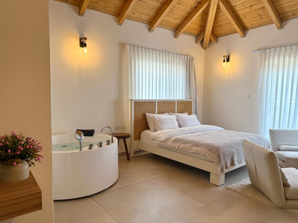 Bed, Photo of the whole room, Bedroom, towels