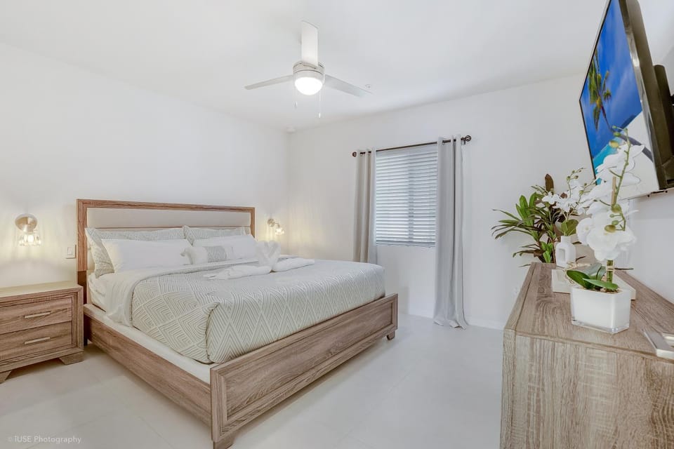 Bed, TV and multimedia, Bedroom