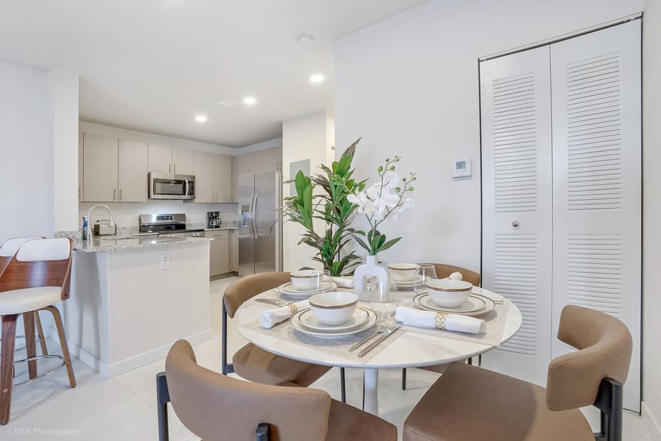 Kitchen or kitchenette, Dining area