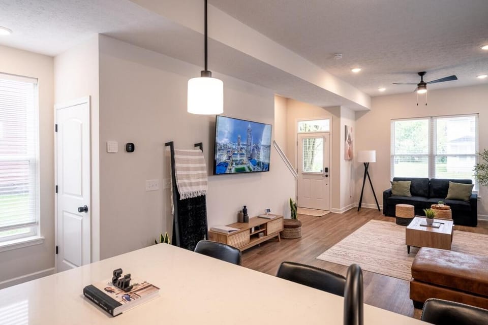 Arcade Game Room! Luxury New 3BR CLE Clinic UnivCircle Little Italy House in Cleveland Heights