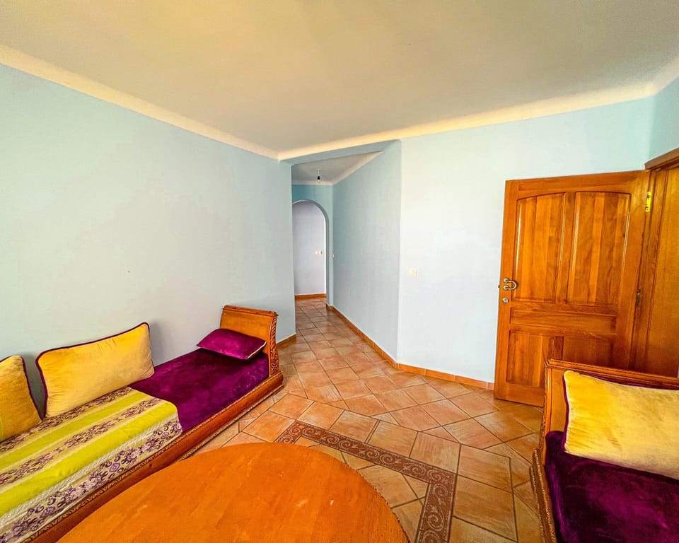 Photo of the whole room, Seating area