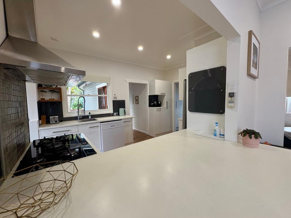 Dusky Whaler by Book Jervis Bay - Pet Friendly House in Vincentia