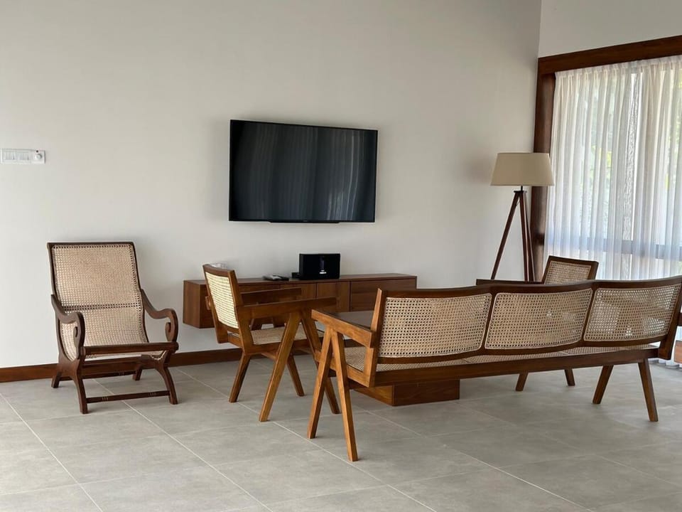 Communal lounge/ TV room, TV and multimedia, Living room, Seating area, Evening entertainment
