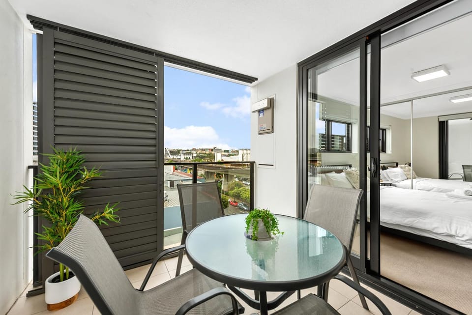 Modern and Central South Bank Apartment! Walk to CBD Apartment in Brisbane City