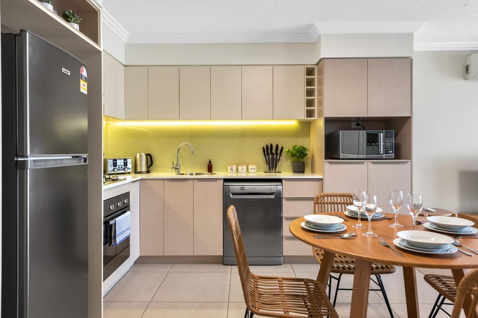 Modern and Central South Bank Apartment! Walk to CBD Apartment in Brisbane City