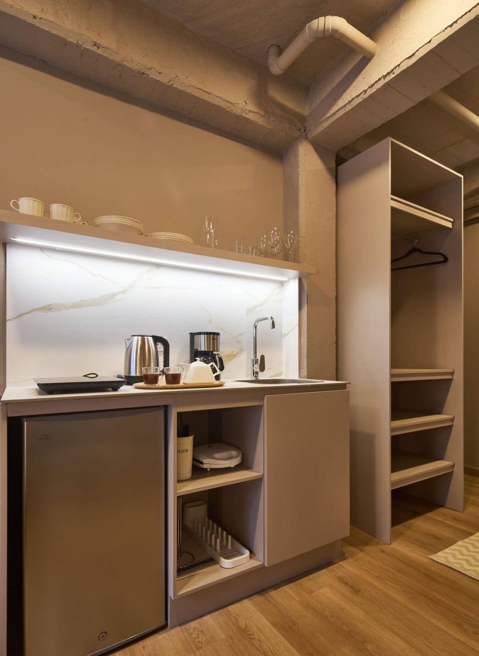 Coffee/tea facilities, Kitchen or kitchenette, stove, wardrobe