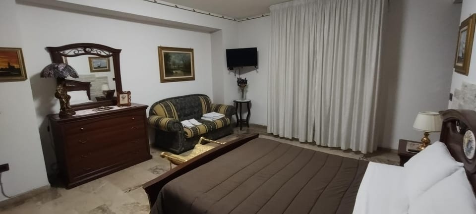 Bed, TV and multimedia, Photo of the whole room, Bedroom, hair dresser