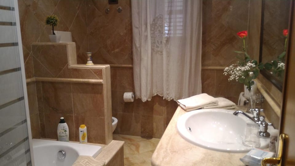 Bathroom, Bath, towels