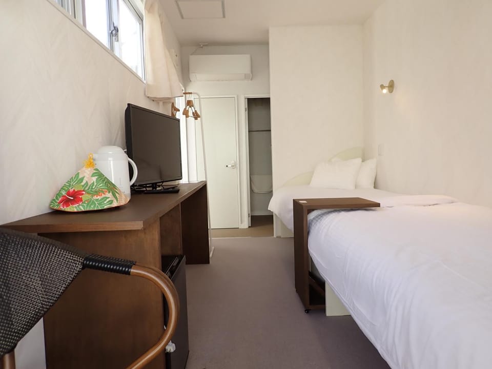Bed, TV and multimedia, Bedroom