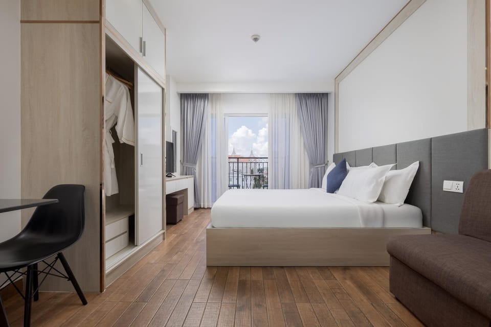 Bed, TV and multimedia, Photo of the whole room, Seating area, Bedroom, hair dresser