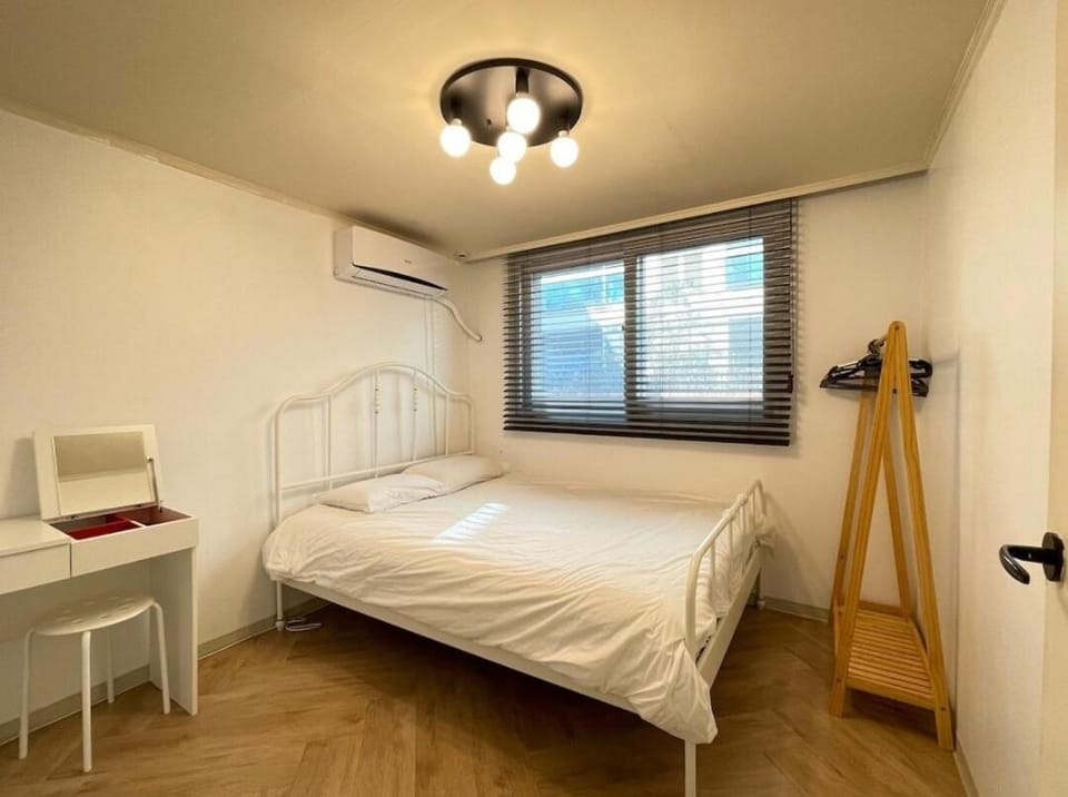 Iee Sang House Room 3, 4 queen beds #COEX #Plastic surgery #Hospital #Lotte World #Free parking #Family #Friends Apartment in Seoul