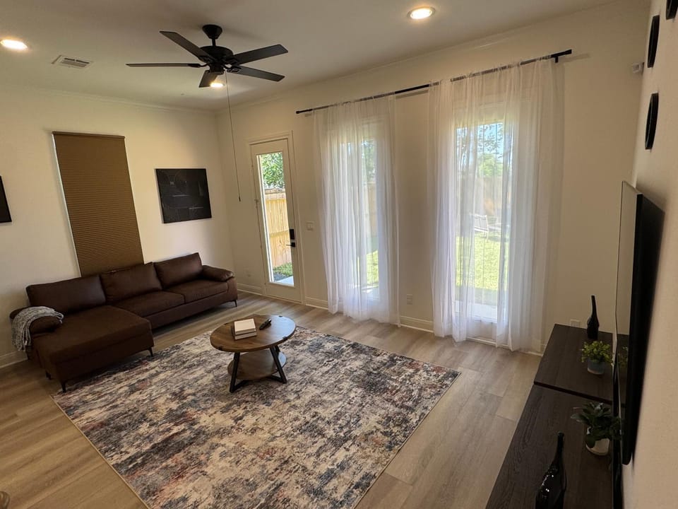 Modern 2 Bedroom All-En-Suite Near Downtown with EV Socket Apartment in Houston
