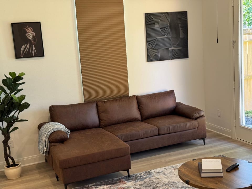 Modern 2 Bedroom All-En-Suite Near Downtown with EV Socket Apartment in Houston