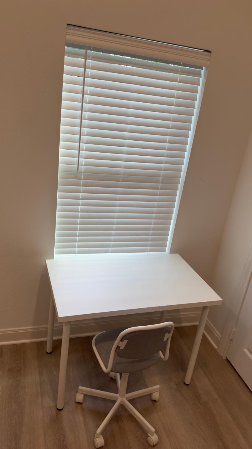 Modern 2 Bedroom All-En-Suite Near Downtown with EV Socket Apartment in Houston