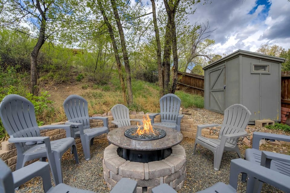 Traveler's Terrace Old Colorado City Fire Pit House in Colorado Springs