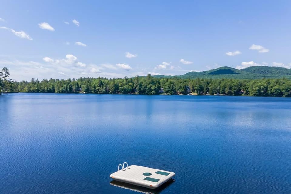 Hermit Lake Escape Family Fun - Beachfront BBQ House in Sanbornton