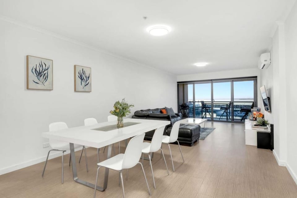 Sub-Penthouse with Marina View by Host Solutions Apartment in Adelaide