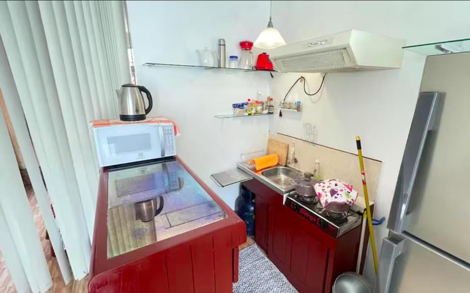 Kitchen or kitchenette, minibar, stove