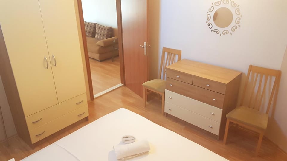Bed, Bedroom, towels