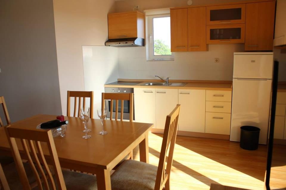 Kitchen or kitchenette, Dining area