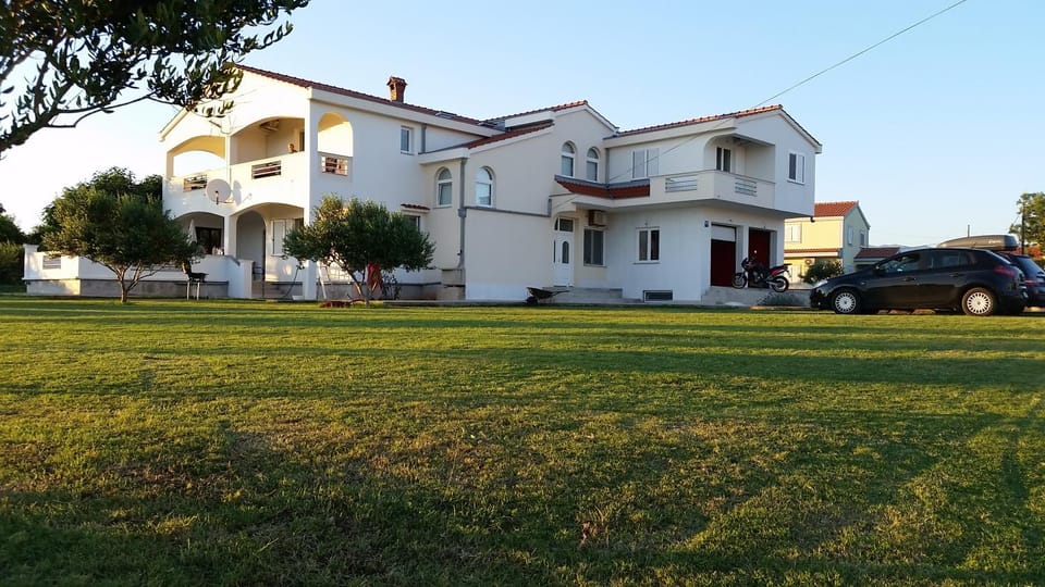 Property building, Garden, Parking