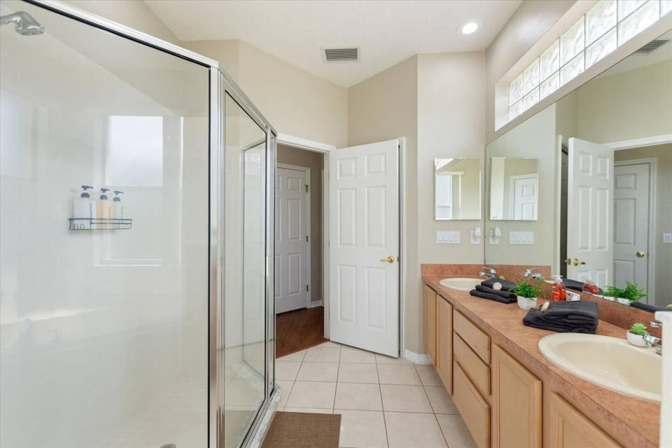 Shower, Bathroom, Photo of the whole room, towels
