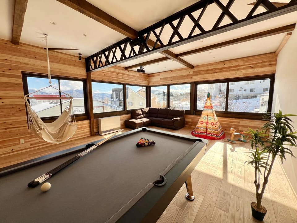 Billiard, Living room, Seating area