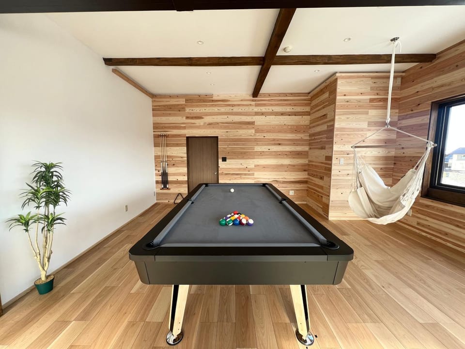 Billiard, Game Room