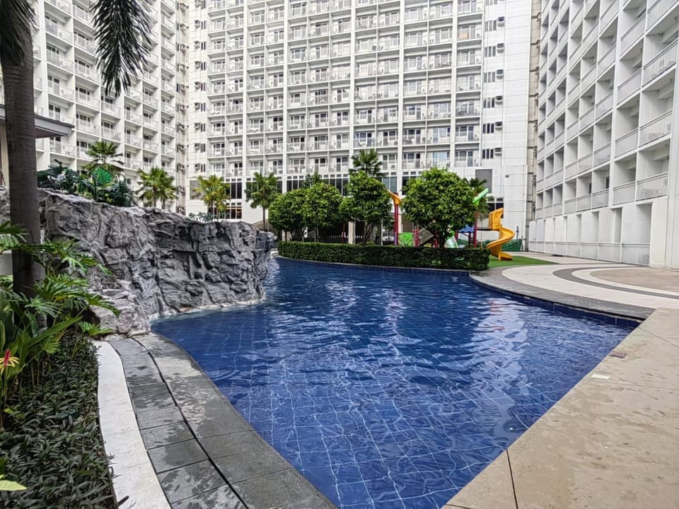 Property building, Day, Pool view, Swimming pool, Swimming pool
