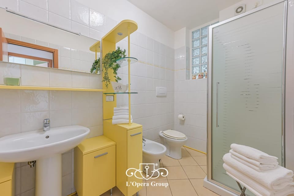 Shower, Toilet, Bathroom, bidet, towels